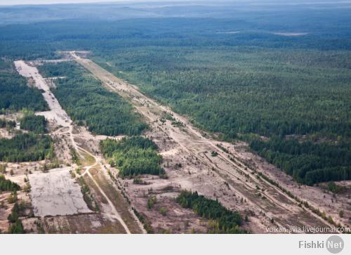 Ва́тега — недостроенный военный аэродром вблизи одноимённого посёлка Онежского района Архангельской области. Известен также под названием А́ндозеро. В 13 км западнее, за озером Андозеро, находится город Онега.
Аэродром был предназначен для приёма тяжелых стратегических бомбардировщиков. При строительстве был проложен трубопровод с железнодорожной станции для подачи гудрона. Готовность аэродрома была около 90 %. Имеется остов командно-диспетчерского пункта.
На аэродром планировалось также переведение городского аэропорта Онеги, чтобы стало возможным обслуживание последнего, крупными пассажирскими самолётами.
Аэродром был заброшен в 1995 году. Плиты марки ПАГ-18 из предварительно напряжённого бетона, имеющие размер 6×2 м и толщину 18 см, в количестве 17 161 штук с взлётно-посадочной полосы куплены, демонтированы и частично вывезены частным предприятием ООО «Бьюти Стар». При вывозе и реализации плит в 2002 году совершались действия, квалифицированные судом как разбой и вымогательство группой лиц по предварительному сговору.

Еще можно погуглить: Аэродром Лахта, Воздвиженка, Умба, Чебеньки и т.д.

Аэродром Чебеньки:
В 98 году на консервацию и хранение перегоняли сюда Су-24 . На аэродроме в тот момент было порядка трех сотен единиц авиационной техники. Подавляющее большинство - Су-17 всех модификаций, несколько в меньшем количестве МиГ-27, МиГ-23уб и около 40 машин Су-24. К величайшему изумлению, на стоянке обнаружили пару десятков Су-22 1993 года выпуска в идеальном состоянии (экспортный вариант Су-17м4), на которых, к тому же, еще и стояла нулевая резина. Бетона для техники не хватало, часть самолетов покоилась на грунте, постепенно погружаясь в него. Однако, по плану хранения БХРАТ (база хранения и разделки авиационной техники) была обязана производить облеты КАЖДОГО самолета раз в месяц, но летный состав базы в количестве одной эскадрильи и при крайне урезанных лимитах ГСМ с задачей не справлялся. Постепенно матчасть резали, освобождая место для будущего металлолома, и в первую очередь оказавшуюся на грунте. В беседе с "аборигенами" выяснилось, что до этого на базе было уничтожено около 1000 единиц техники, в основном, L-29 и Ил-28, принадлежавшие как ОВВАУЛ, так и пригнанных со всего бывшего Союза. НАТОвская гильотина работала круглосуточно.