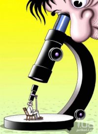 Микроскоп в руках фотографа Линдена Гледхилла 