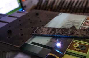 Опа! Вот оно! То есть он - псевдомамасск. А то был пост о изготовлении ручки, и там много разговоров было по поводу "дамасского" клинка. 
Тут четко видно, как это делается. А настоящий дамасск он неброский, особенно старый. Не сразу и разглядишь, что клинок многослойный.