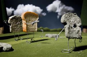 Талантливые демократы, увидят здесь, дискриминацию по цвету кожи у хлеба, и призовут автора к ответу :)