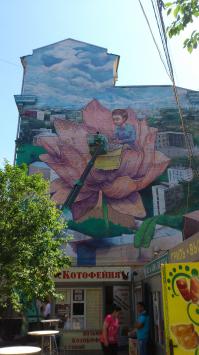 Из моего диалога было видно, что я рассказывают детям о том, что надо краску использовать для других целей? 
Там где, я видел, она(краска) продается, магазин не имеет отношения к строительству, если только ролики, скейты и иной инвентарь, не является строительной техникой!!! 
Потому повторяюсь, что это за чм*шн*ки, которые продают краску отм*р*зи всякой и они портят чужую собственность, красят стены и рисуют какие то символы?! От большого мозга? В чем разница между продавцом и покупашкой? 

Вот настоящее творчество, а не то что там рисуют на стенах, баннерах, дверях и т.д.