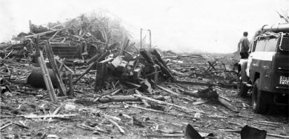 Взрыв поезда на станции Арзамас-1 4 июня 1988 года
4 июня 1988 года в 9 часов 32 минуты при подходе к станции «Арзамас-1» Горьковской железной дороги грузового поезда, следовавшего из города Дзержинска в Казахстан, произошел взрыв трех вагонов, перевозивших более 100 тонн промышленных взрывчатых веществ для горных предприятий. 

 Сила взрыва была такова, что на месте аварии осталась воронка глубиной 26 метров. В результате погиб 91 человек (в том числе 17 детей) и около 800 получили ранения. Материально пострадали 1500 человек, в том числе более 800 остались без крова. Были разрушены более 200 метров железнодорожного полотна, вокзал и станционные постройки. Вышли из строя электроподстанция, линии электропередачи, система водоснабжения.