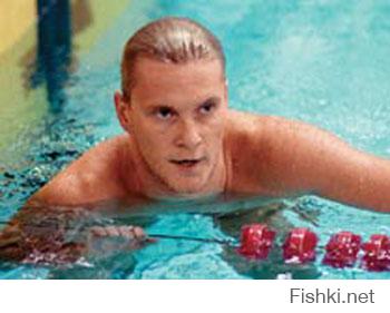 В 1998 году было введено ограничение максимально допустимого расстояния, которое можно проплывать под водой после старта или поворота: 15 м для всех стилей плавания, кроме брасса. А ограничение было введено благодаря российскому пловцу Денису Панкратову: он проныривал огромные расстояния под водой, и комментаторы на соревнованиях, случалось, гадали — когда он вынырнет?

если видео не старше 15 лет - пловец на второй дорожке будет дисквалифицирован.