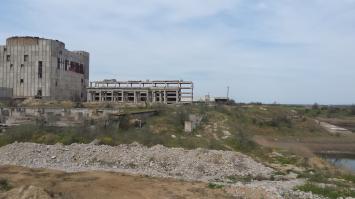 Немного дополню !Мне тот же охранник с той же собачкой, сказал ; можете полазить но вы можете постродать , полов нету а где есть могут провалиться . Хотя их толщина весьма внушаЮщая!