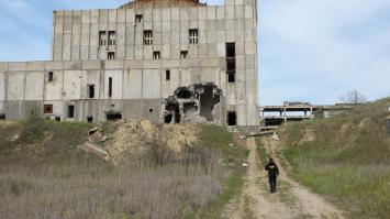 Немного дополню !Мне тот же охранник с той же собачкой, сказал ; можете полазить но вы можете постродать , полов нету а где есть могут провалиться . Хотя их толщина весьма внушаЮщая!