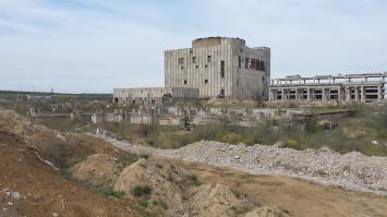 Немного дополню !Мне тот же охранник с той же собачкой, сказал ; можете полазить но вы можете постродать , полов нету а где есть могут провалиться . Хотя их толщина весьма внушаЮщая!