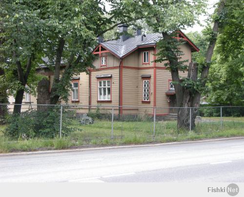 В Питере не менее сотни домов деревянных ещё сохранилось. А в Финляндии в некоторых городах до сих пор много жилых деревянных домов. В Турку например: