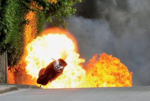 Вот тоже весьма не кисло, на 1:28 как то грустно становится... Это те безумцы, которые вызывают у меня восхищение. По версии некоторых источников за всю историю этих гонок погибло от 100 до 240 человек.