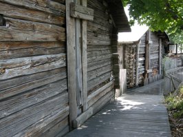 А я в Саванлине в таком заведении был, много отдельных домиков коим более ста лет собранных в виде рыбатцкой деревушки.