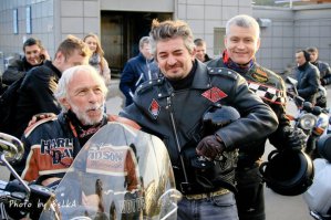 Он в это время в Мурманске катался))