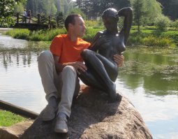 10 веселых снимков со статуями