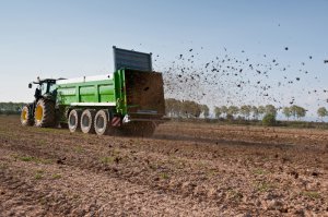 А у нас вот так разбрасывают навоз, но судя по растительности башня - эффективнее: