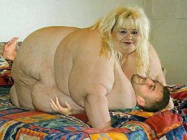  Фантастически редкое фото — ласка летит верхом на дятле