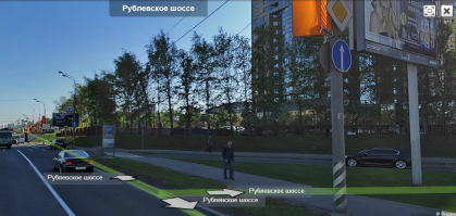 При наличии в месте въезда на дорогу полосы разгона водитель ДОЛЖЕН двигаться по ней и ПЕРЕСТРАИВАТЬСЯ на соседнюю ПОЛОСУ!!!, уступая ДОРОГУ транспортным средствам, движущимся по этой ДОРОГЕ!!!.
Двигаться по полосе разгона можно только для последующего перестроения, так как она обязательно кончится. И ты или слетишь с дороги или попадешь на полосу торможения, где придется тормозить. Дополнительно для этого дебила стоял знак уступи ДОРОГУ. не полосу.
Я ежедневно в этом месте ухожу с Рублей на Можайку в область и черный Лексус , тот что справа, обязан уступить мне, а когда я нахожусь на месте Лексуса, пропускаю этого "американца" на правой полосе. Иначе ДТП.
Выезжая на главную ты должен уступить!!!
Да, девушка "лихо" перестроилась, но кого волнует КАК Я СОВЕРШАЮ ПРИОРИТЕТНЫЙ  МАНЕВР?. Будет побольше опыта- так не будет делать.
Теперь скажи, что было бы если она продолжала бы двигаться прямо ,а он разгоняться? Либо он уехал бы направо, либо перестроился бы за ней.