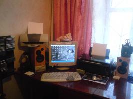 У меня, лет восемь назад, был более бюджетный вариант 
В принципе, довольно практично.