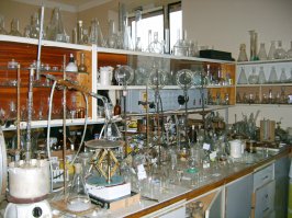 если все сыпучие вещества из кухонных баночек-пакетиков поместить в подобные емкости, то моя кухня будет выглядеть как-то так.