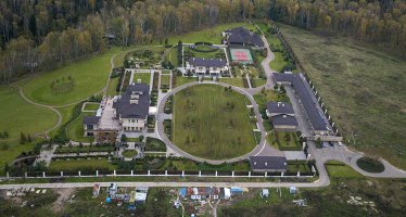 а вот и сама дачка Якунина за 2 ярда рубасов.
Ах, подлецы, что ж это они к патриоту в майке с трезубцем впёрлись?
Пусть радуются, живы остались, смерды...