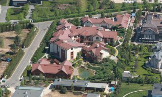 Саблин,- это тот, у которого гектар на рублёвке?..
Суперпатриот
Декларации парламентариев — 2010: «единоросс Дмитрий Саблин в прошлом году имел только депутатскую зарплату, а его супруга заработала более 150 млн руб.»
«Схема хищений через "Мособлгаз» 
Жена - Саблина Алла Георгиевна (Налча) - Президент Фонда "Наши дети", Двоюродная сестра - Лалуева Н.Е. - Первый заместитель Генерального директора ГУП МО «Мособлгаз», Муж сестры - Пархоменко И.О. - Первый заместитель Председателя Правительства МО.