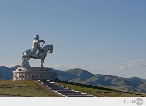 Конная статуя Чингисхана в степях Монголии, высота 50 метров.
