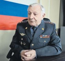 Скромный человек, хороший артист, успешно продвигается по служебной лестнице!