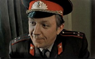 Скромный человек, хороший артист, успешно продвигается по служебной лестнице!