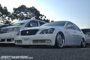 у меня такая тойота! езжу пятый год. очень доволен и затрат на машину было меньше чем у брата который взял приору бу. и за год вложил столько сколько я за все время пользованием!!!!! да 2001г авто но надежна! а сейчас хочу взять такую))) белую 8 года и так 3,5 объемом!