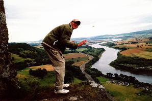 Шотландия это мега. Я там прожил около года, проехал всё побережье на автомобиле... прошёл десятки или сотни км пеша... все фото соответствуют действительности. Там каждый городок с многовековой историей, наполнен и кишит своими историями и подвигами живущих в старину шотландцев. В отличи от Лондона, там на много меньше приезжих иранцев, иракцев, афганцев и прочих переселенцев. Заезжая в самое маленькое село от вида домов, клумбочек и местных пабов по первому невольно вытекает слеза умиления. Природа тоже просто умопомрачительная, количество кроликов зашкаливает. Погода конечно переменчивая до безобразия. Если сравнивать Англию и Шотландию, в Англии я тоже прожил некоторое время, дето с полгода, то мне на много больше понравилась Шотландия. Ну и приложу одну фотку. Фото сделано не далеко от залива Ферт-ов-Тэй, вблизи города Данди. На заднем плане река Тэй.