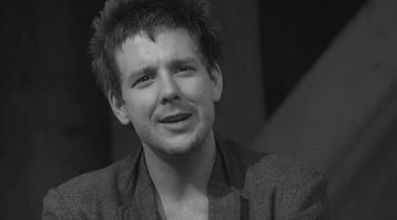 Ну, если уж за "молодого Микки Рурка" говорить, тогда уж кадр из "Рамбл Фиш" приводить надо :) Когда снимали "Харли Девидсон", Рурку уже было под сороковник, нихера не "молодость"...