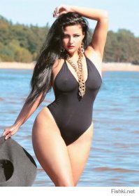 Девушки в купальниках