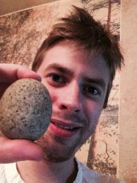 Тут писали, что Камчатка не отпускает тех, кто хоть раз там был. Вроде смешно. Я там жил 17 лет назад. И поймал себя на том, что смотрю на тот самый камень, который нашёл на берегу авачинской бухты ещё тогда... По форме - идеальное яйцо. Почему я до сих пор его храню? Почему именно перед глазами? Камчатский край действительно уникальный...