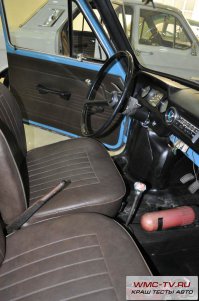 Что-то знакомое показалось мне в этой машине...
Во, ручник от моей первой машины ЗАЗ 968М. И клавиши как на моей второй машине...
Вообще подобные машины - это огромный клубок обходных технологий, низкой надежности, херовой ремонтопригодности и нереальных понтов.