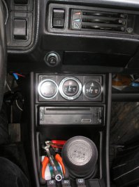 Что-то знакомое показалось мне в этой машине...
Во, ручник от моей первой машины ЗАЗ 968М. И клавиши как на моей второй машине...
Вообще подобные машины - это огромный клубок обходных технологий, низкой надежности, херовой ремонтопригодности и нереальных понтов.