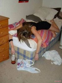 Сначала стерла пятно от красного вина белым вином, потом пятно от белого вина - красным, потом красное белым, потом...