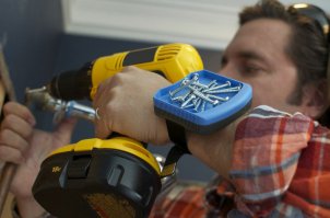 Прекрасная конструкция, если работаешь с металлом. Когда пилишь болгаркой, с этой штуки будут свисать сталактиты из металлических опилок, как в песочных часах на первой картинке. Очень красиво!