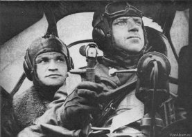 Советские летчики в кабине пикирующего бомбардировщика Пе-2.

не думаю что был какой то  умысел ...