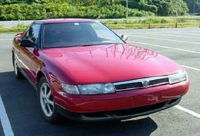 Mazda Eunos Cosmo (03.1990 - 08.1995) - технические характеристики и комплектации
Купе, правый руль

Eunos Cosmo был символом японского автомобиля периода японской экономики «мыльного пузыря». Он начал выпускаться в 1990 году. Это купе, принадлежащее к представительскому классу, имело имидж лидера среди большого количества моделей спортивных и «специальных» машин, выпускающихся под брэндом Eunos. Что касается купе с 4-мя посадочными местами, то в Европе и Америке они предназначались главным образом для потребителей с высоким достатком. А в Японии, все больше и больше погружавшейся в экономику «мыльного пузыря», они не получили должного внимания.

Тем не менее, этот автомобиль остался в истории как обладатель роскошного салона и роторного двигателя с турбонаддувом. Потрясающей была и стоимость этой модели - если сложить ее себестоимость и затраты, связанные с разработкой, то получается шокирующая цифра – 10 млн. иен за 1 автомобиль.