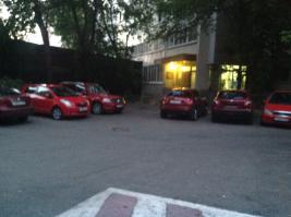 Про красненькие машинки - они похоже по одной не живут