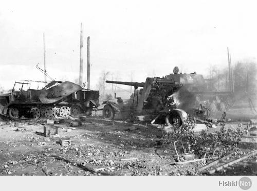 Игорь, респект.
От себя добавлю фото:
КВ-1 уничтожил своего злейшего и, скорее всего, единственного врага 8,8 cm FlaK на буксире SdKfz 7. Август 1941-го.
