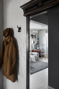 владелец этой квартиры беги у тебя завелся призрак !