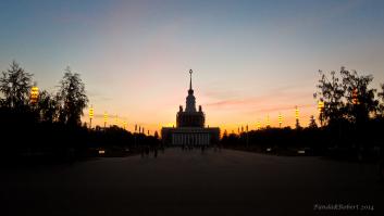 Прикольно. На днях с земли снимал; вднх, Ростокино. (кликабельно)