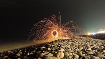 Поджигаю стальную вату на Чёрном море.