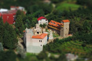 Мои извращения. В tiltshiftmaker.com  делал.