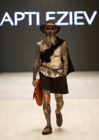 А зачем ему одежда?