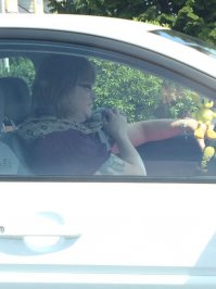 Вот купила в магазине новый шарфик, продавец сказал что мне идёт.