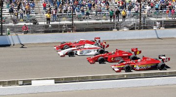 Демпси и Чавес, 2013 год, Firestone Freedom 100, Индианаполис, 0,0026 с

Ирландец Питер Демпси не был звездой. Он гонял в "Формуле BMW" и в "Формуле Ford" в Великобритании, а потом оказался в Штатах и на пару сезонов пробился в Indy Lights. А потом настало 24 мая 2013 года.
В начале первого круга Демпси не видать – все происходит впереди, где три машины пробиваются вперед. Габби Чавес, Карлос Муньос и Сейдж Карам так заняты схваткой, что оставляют просвет по внешней стороне. В последнем повороте Демпси подкрался к Чавесу, а затем проскользнул вперед, и все четыре машины роем пересекли финиш. Демпси был впереди на шесть сантиметров. На скорости 354 км/ч. Его первая победа, первая победа его команды. И такое зрелище!