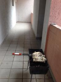 Я на прошлых выходных тоже "балконным" шашлычком отличился. Только камбалу жарил. Соседи слюнями изошли. А что делать? Гроза на улице. Пришлось изголяться.