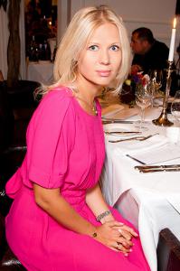 А вот и автор. Кстати, если погуглить - у нее много подобных "выдающихся" проимзведений современности.