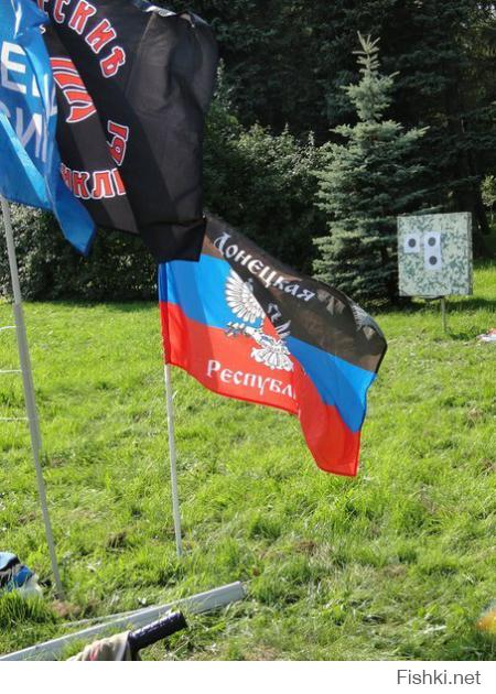 Просто флаг ДНР в Петербурге во время проведения дня ВДВ на Крестовском.