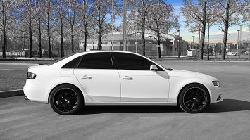 А вообще она белая)))