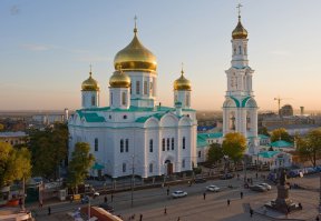 Вот как такие фото делают?
Выгоняют все машины, всех торгашей, быстренько убирают весь мусор?
Там же возле храма постоянно клоака какая-то, хоть утром, хоть днем, хоть вечером.